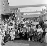 126710 Afbeelding van een groep gekostumeerde kinderen tijdens een buurtfeest in de Bloemstraat te Utrecht.